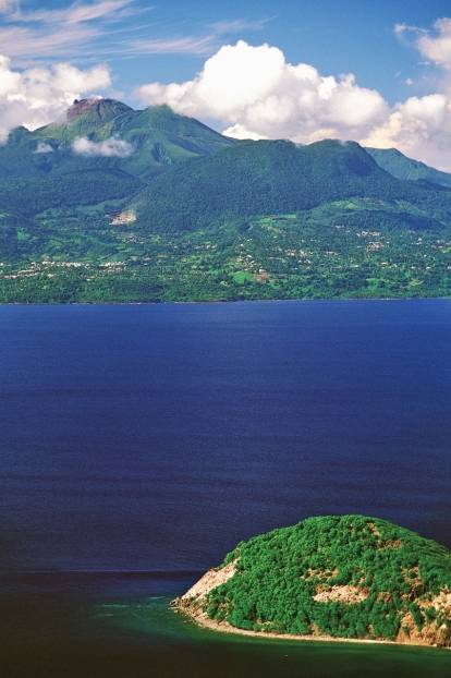  Vue de l'�let Cabri (Les Saintes) vers la Basse-Terre, avec La Soufri�re au loin