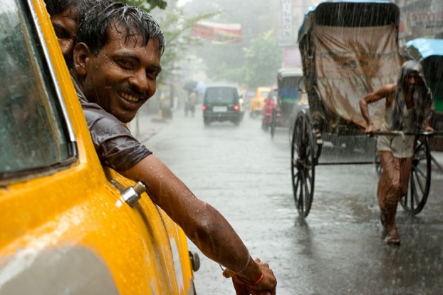 Un chauffeur de taxi durant la mousson � Calcutta