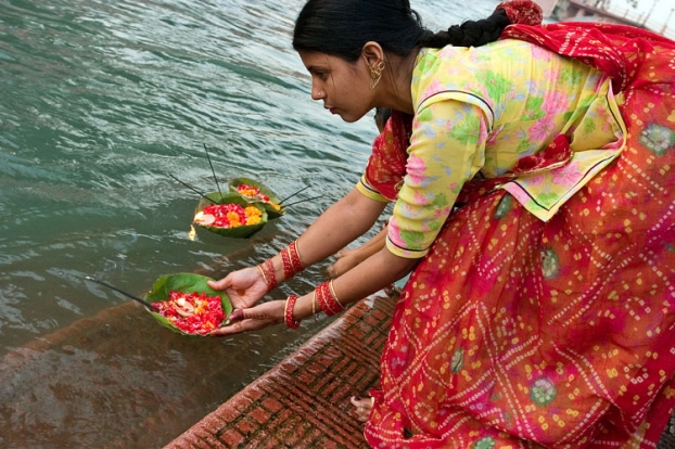Offrande au bord du Gange � Haridwar