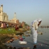 Photo actuelle : Pri�re derri�re le Taj Mahal
