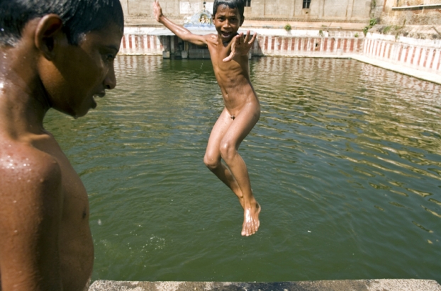 Des enfants plongeant dans un r�servoir de temple