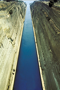 Le Canal de Corinthe permet de passer dans le P&eacute;loponn&egrave;se