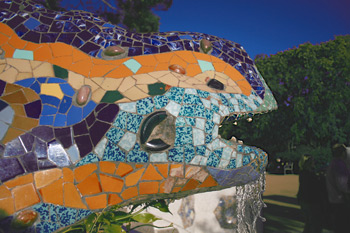 Le fameux l&eacute;zard &agrave; l'entr&eacute;e du Park Guell con&ccedil;u par Gaudi
