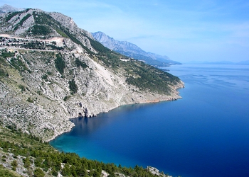 Makarska riviera : les montagnes plongent dans l'Adriatique