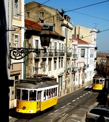 Le tramway 28 arpente les rues du quartier Alfama