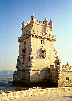 La Tour de Bel&eacute;m au bord de l'oc&eacute;an Atlantique