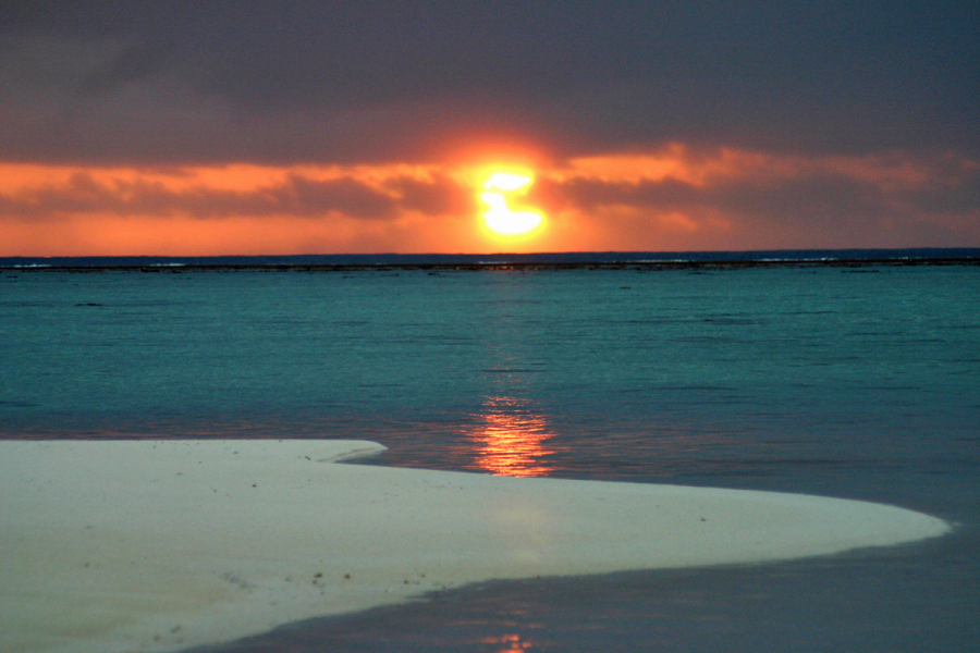Coucher de soleil sur le récif vu depuis un motu sauvage