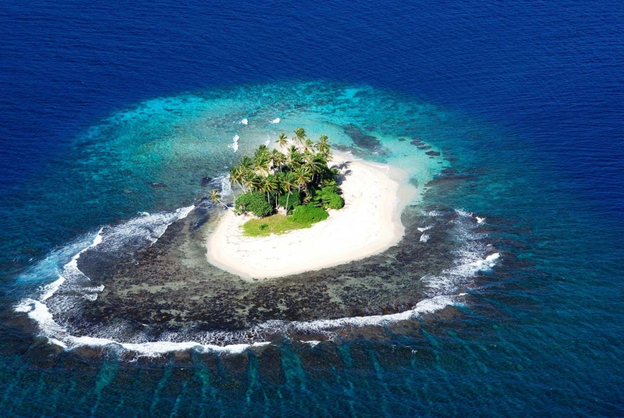 Petit motu sauvage au milieu des mers de la prequ'île Tahiti Iti