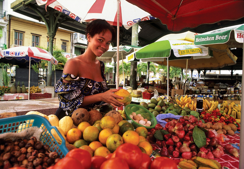 Pointe-à-Pitre'deki Saint-Antoine pazarında egzotik meyve ve sebzelerin sergilenmesi
