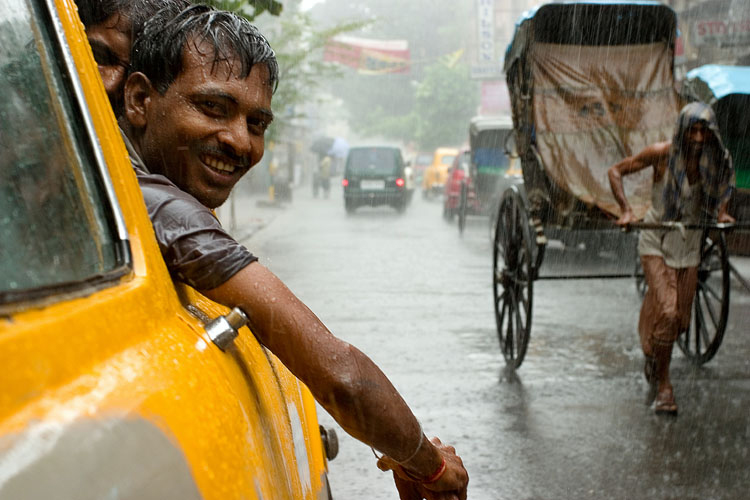 Kalküta'da muson sırasında bir taksi şoförü