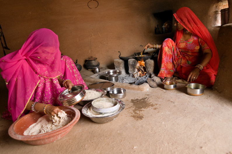 Femmes préparant le repas dans la cuisine d'une maison