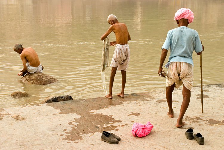Pèlerins au bord du Gange à Rishikesh