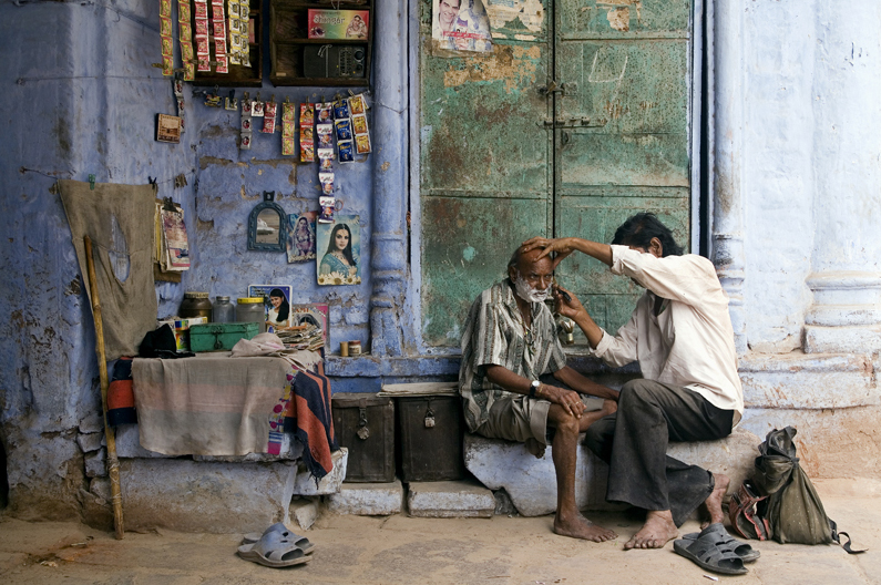 Un barbier dans la rue à Jodhpur