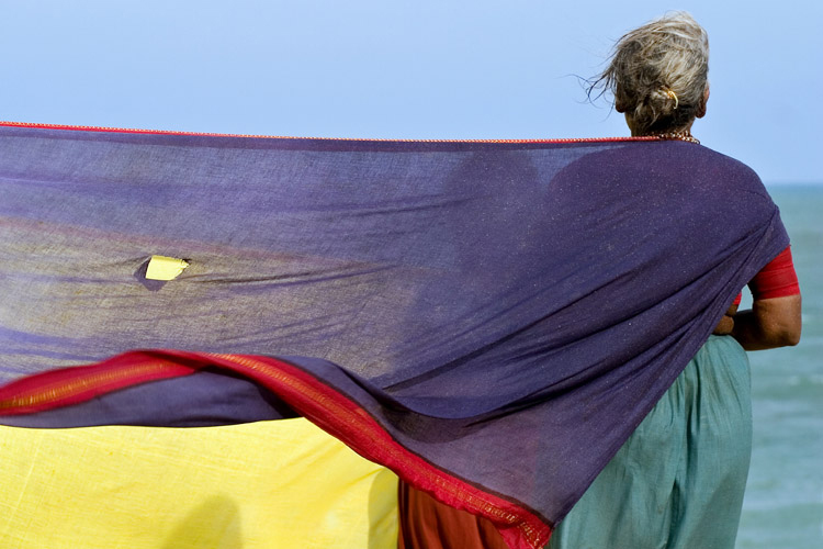 Des saris qui sèchent sur la plage de Tiruchendur