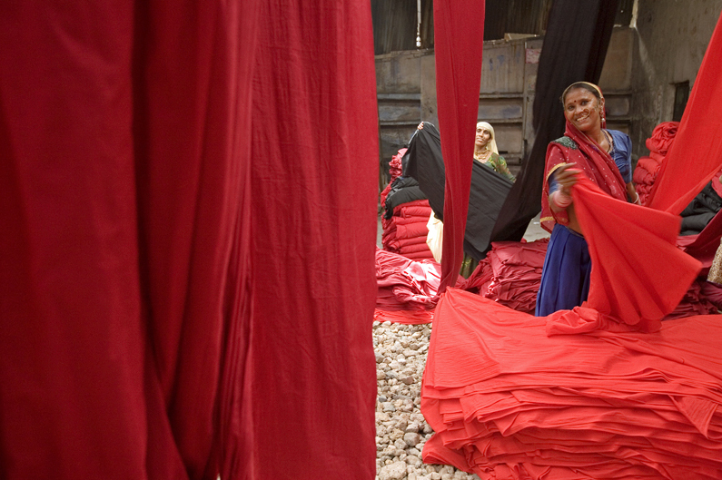 Rajastahan'da bir boyahanede Saris