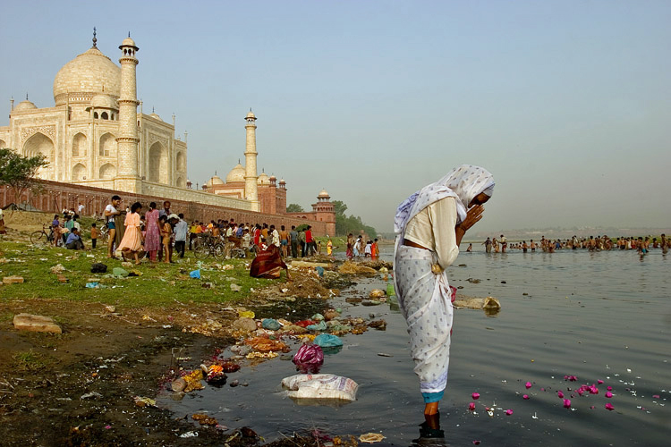 Prière derrière le Taj Mahal