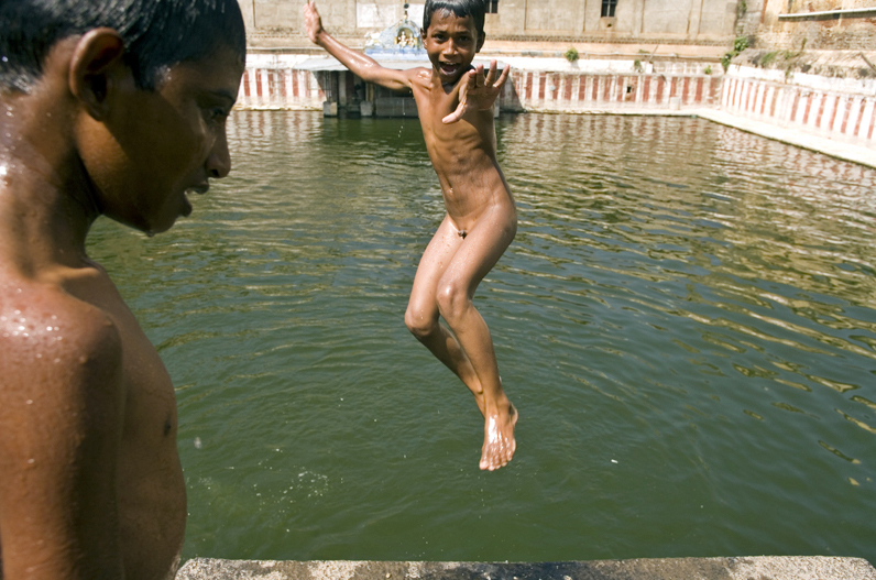 Children plunging into a temple tank