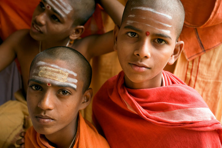 Des étudiants dans un temple de Sri Sailam
