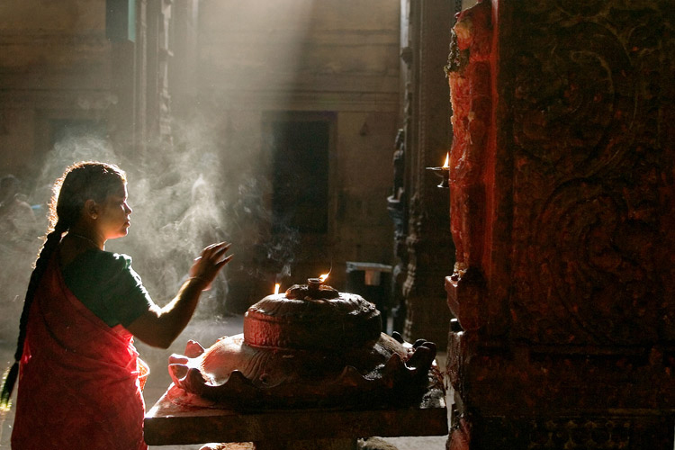 Prière dans un temple de Meenakshi