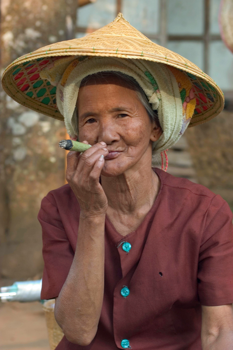 Vieille femme Hmong