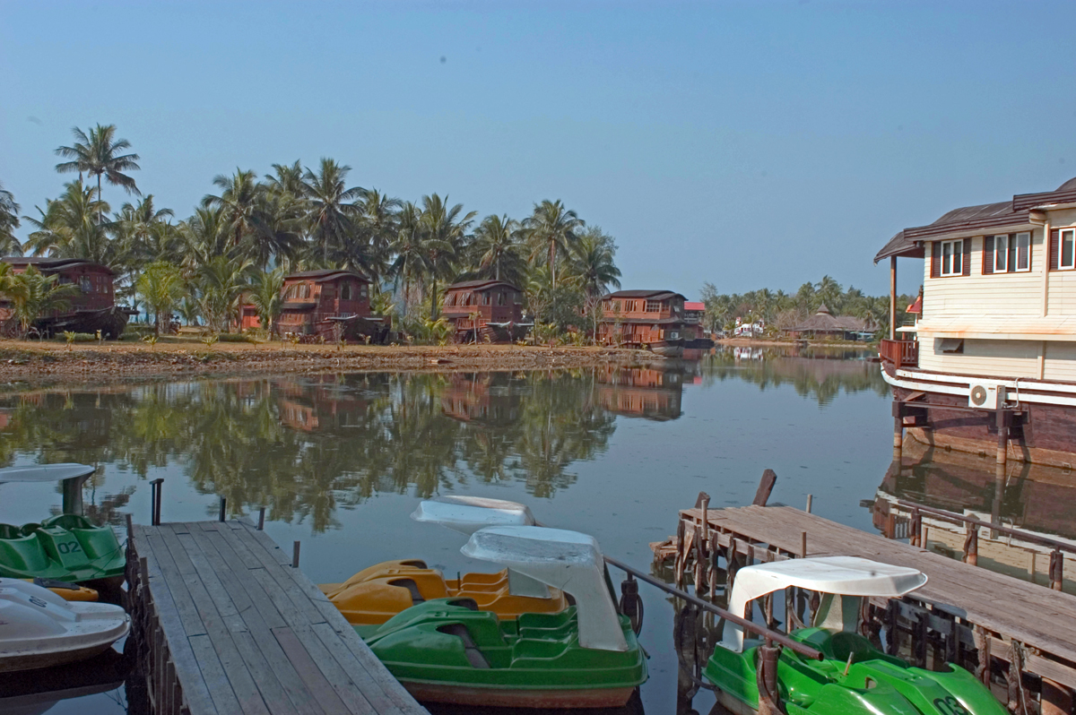 Koh Chang adasında balıkçı köyü