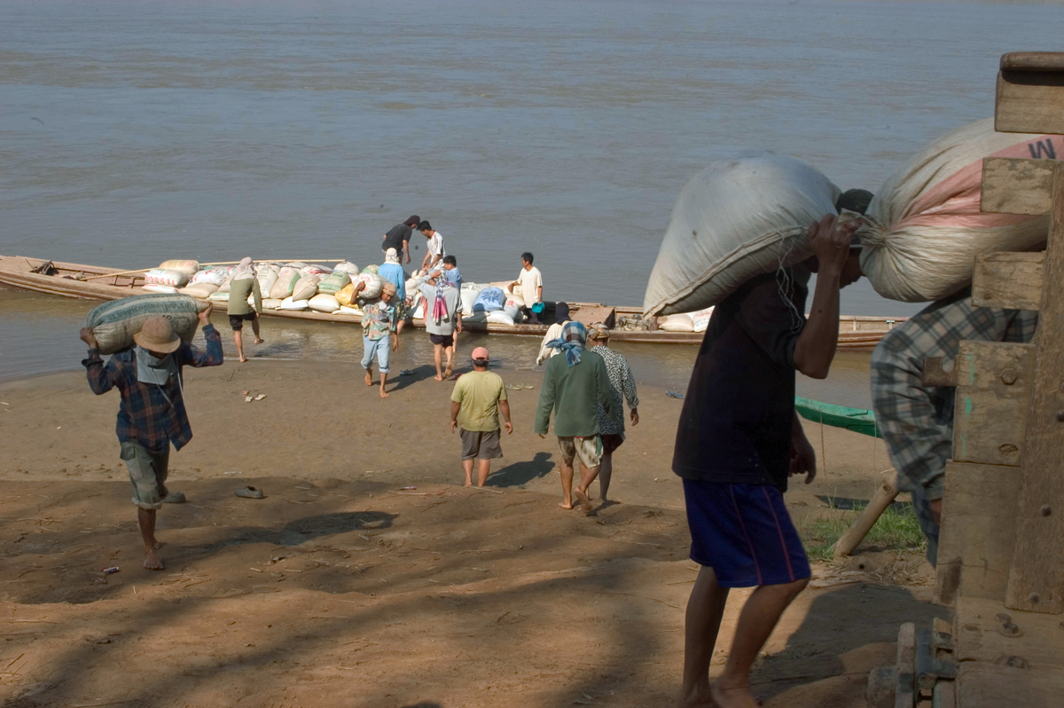 Rozładunek towarów nad rzeką Mekong
