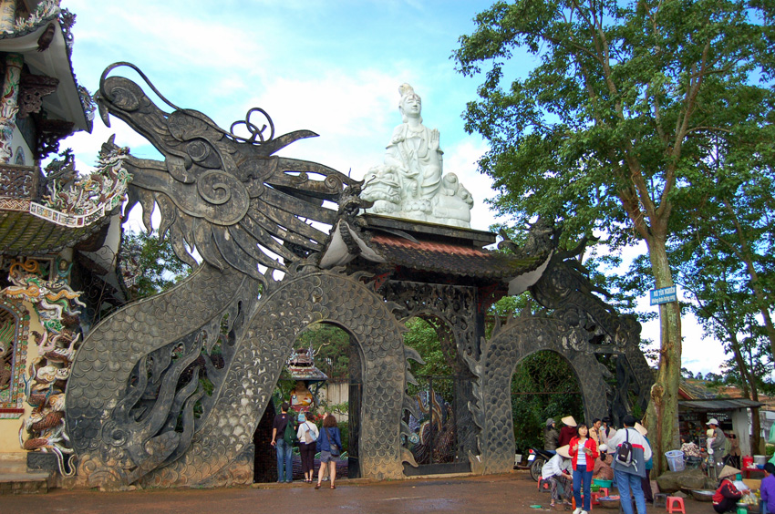Dalat : pagoda Linh Phuoc