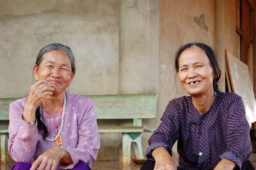 Geniş gülümsemeler ile yaşlı kadınlar