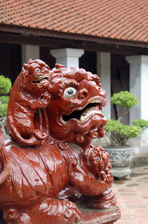 Hanoi'de bir ejderhayı temsil eden heykel