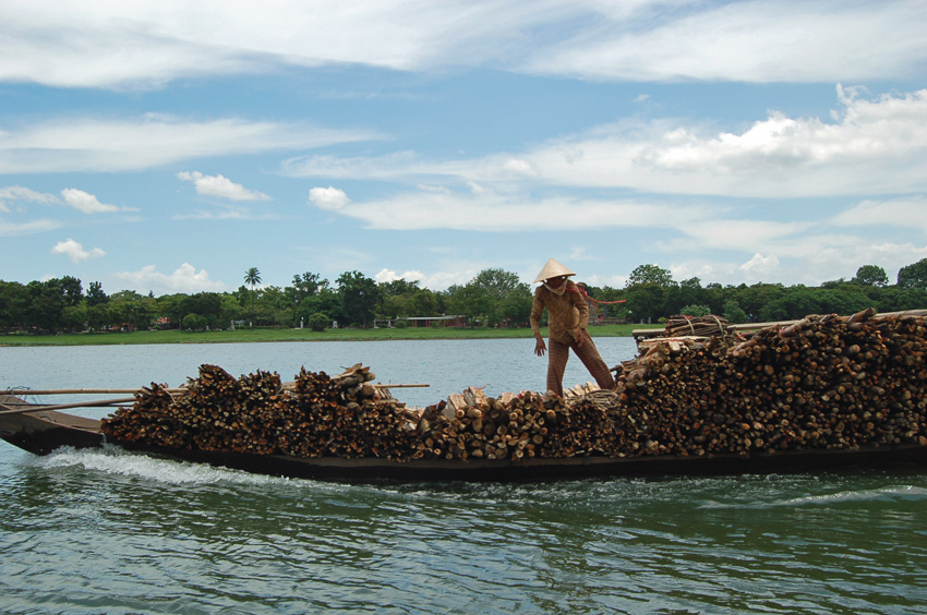 Transport de bois sur la rivière des Parfums