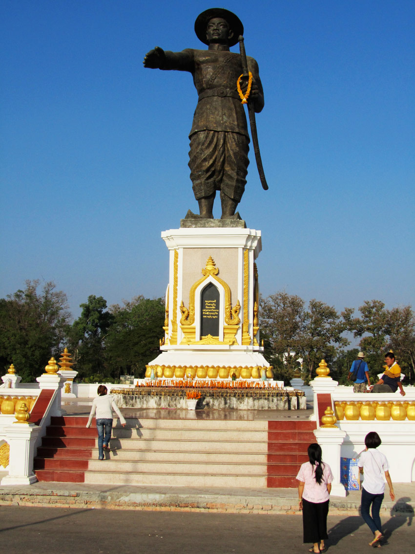 Statue of King Anouvong