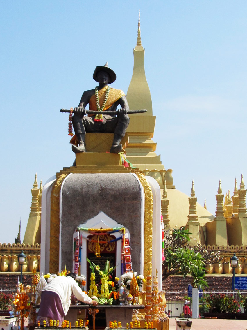 Statue du Stupa That Luang à Vientiane