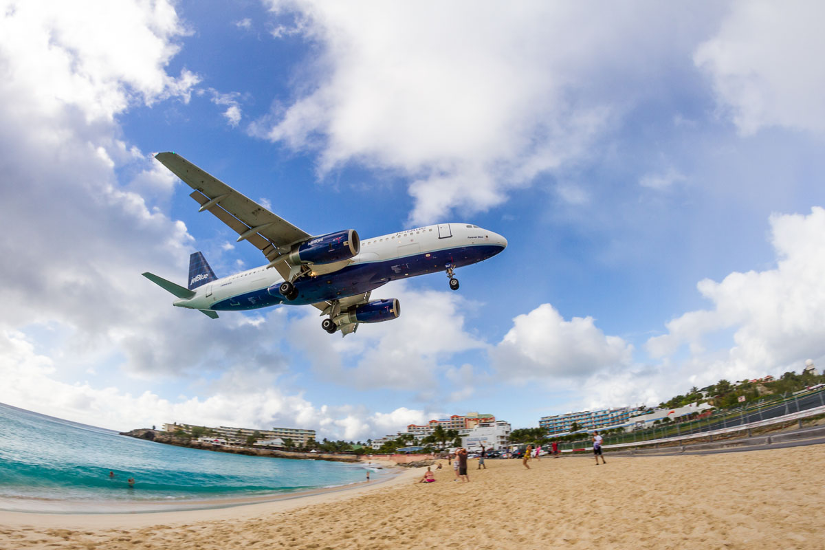 Avion au-dessus de l'aéroport de Saint-Martin