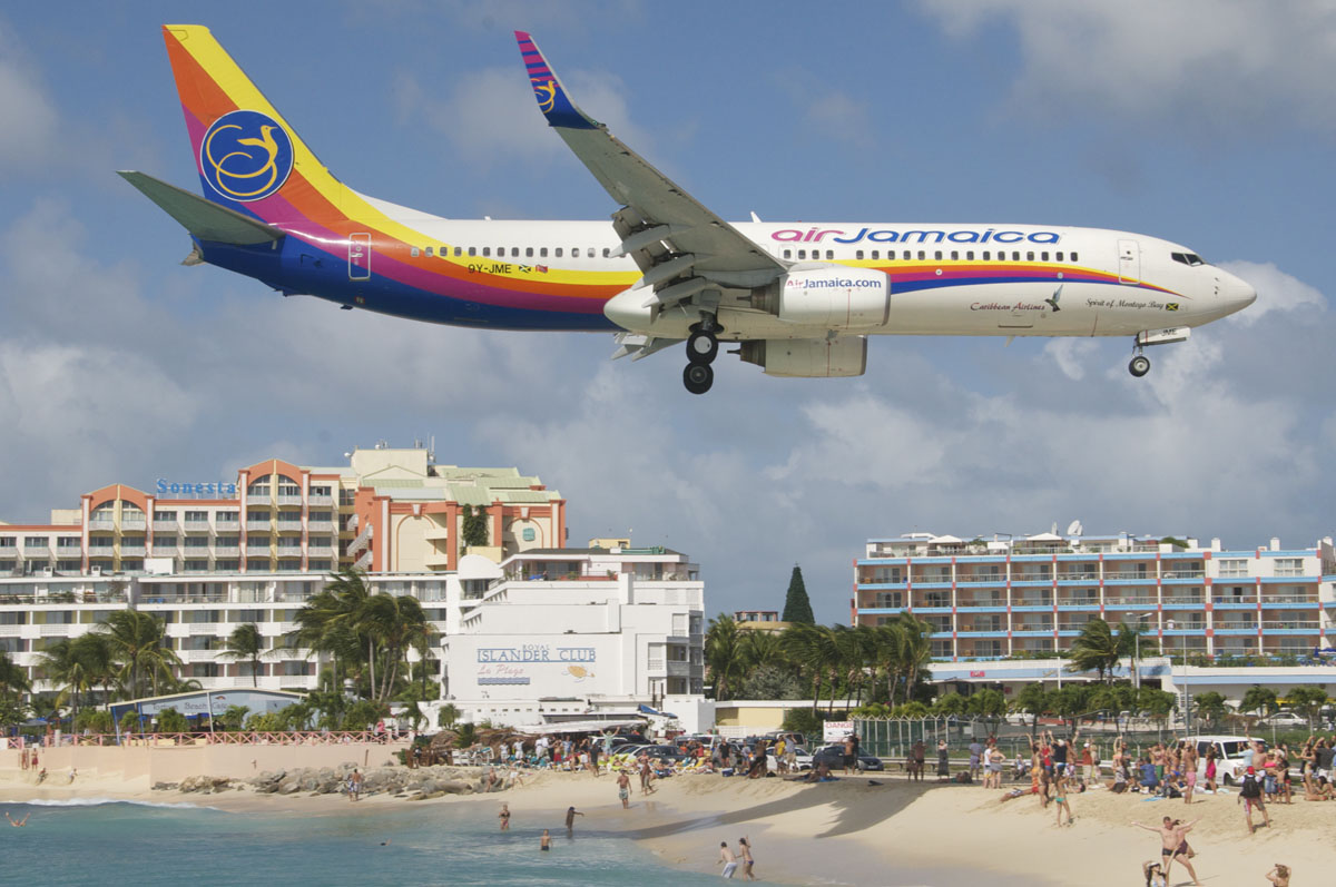 Avion au-dessus de l'aéroport de Saint-Martin