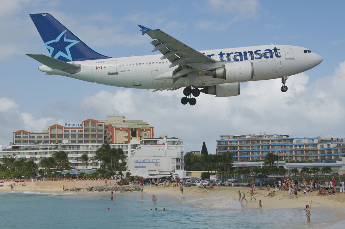 Avion au-dessus de l'aéroport de Saint-Martin