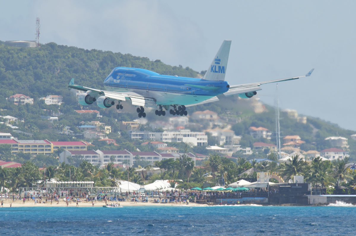 Avion au-dessus de l'aéroport de Saint-Martin