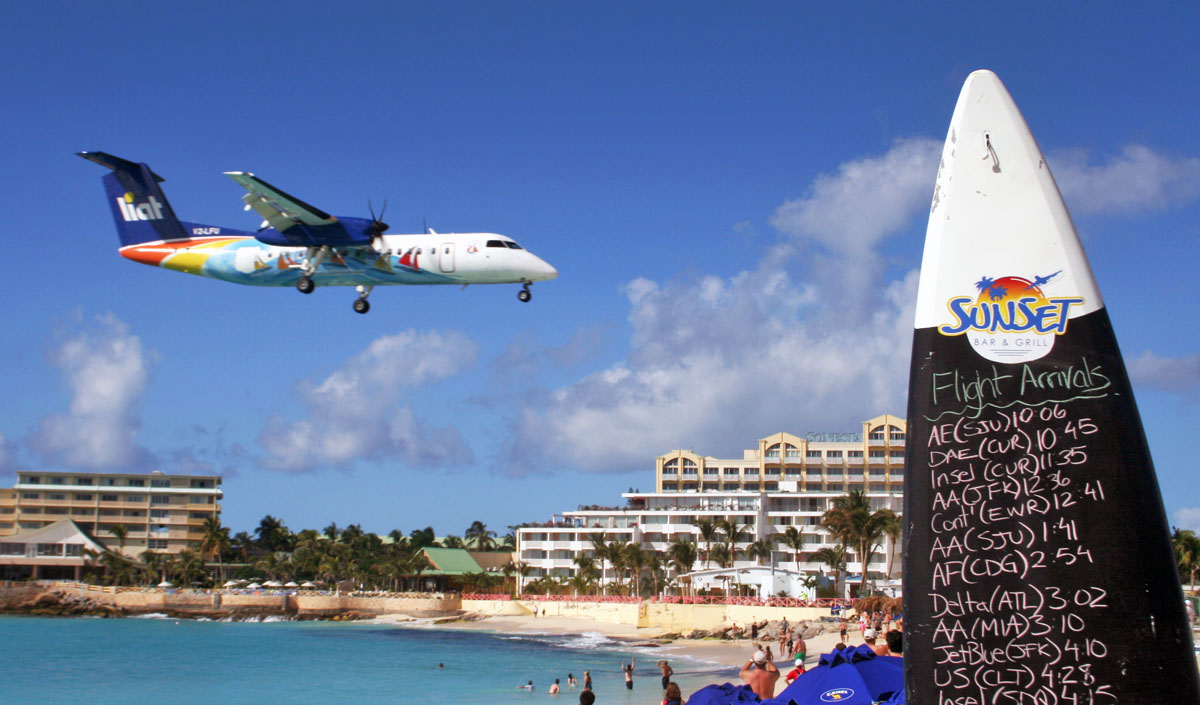 Avion au-dessus de l'aéroport de Saint-Martin