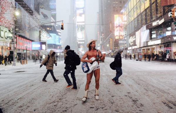 Le Naked Cow Boy résistes à Times Square