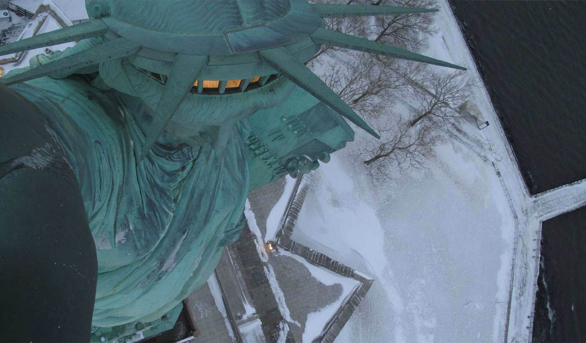 La statue de la Liberté les pieds dans la neige