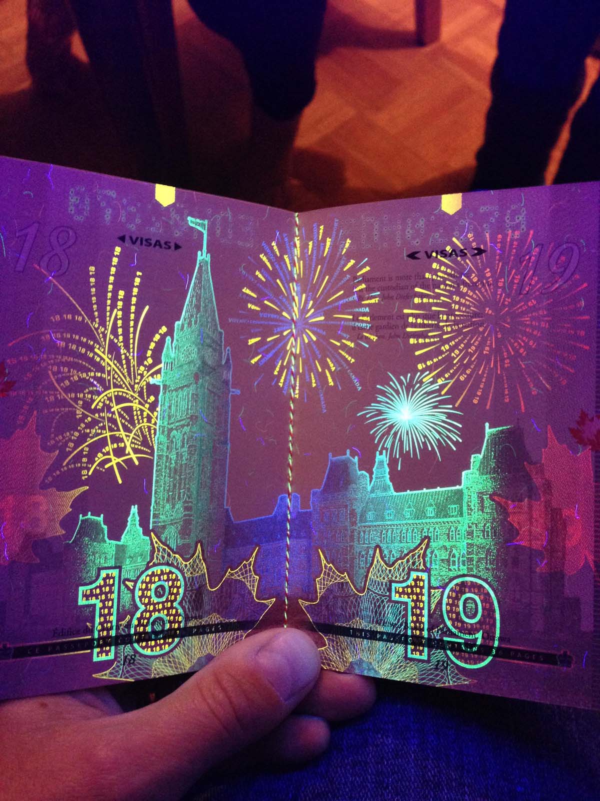 Au Canada, le nouveau passeport réagit à la lumière noire