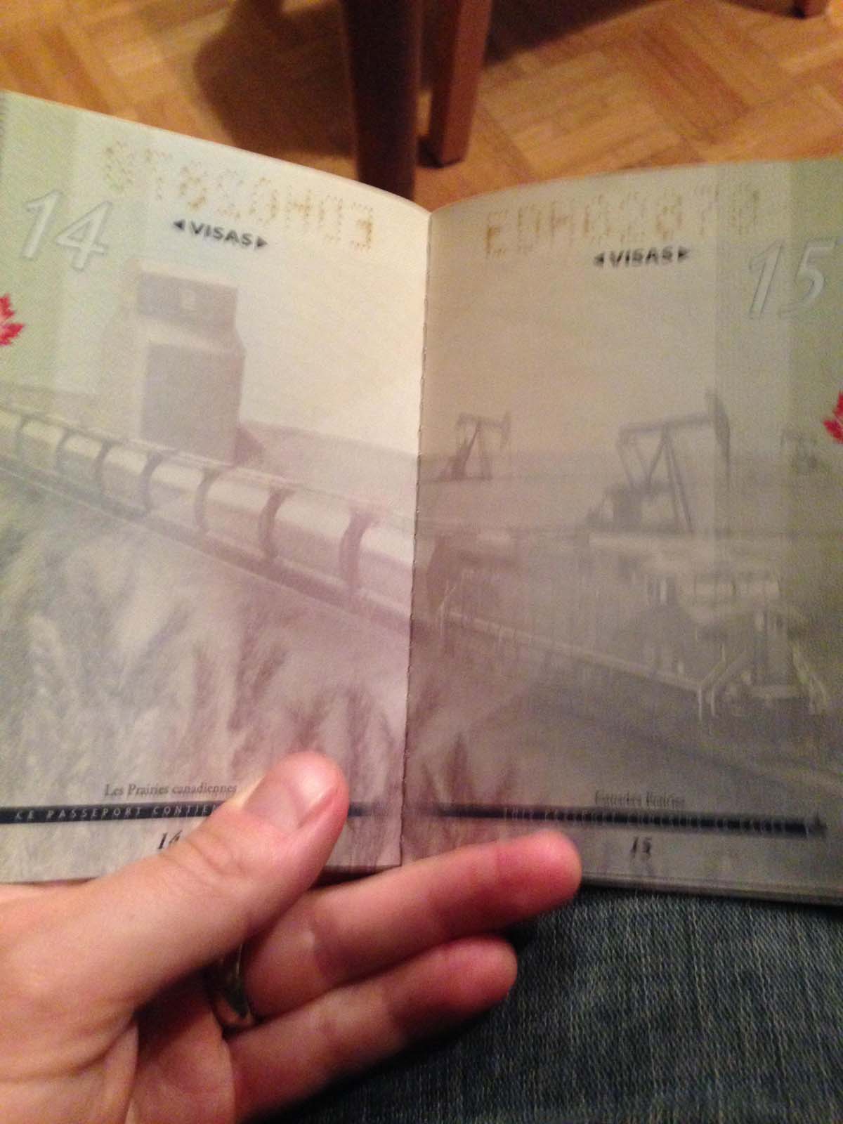 Nouveau passeport canadien 2015 à la lumière normale
