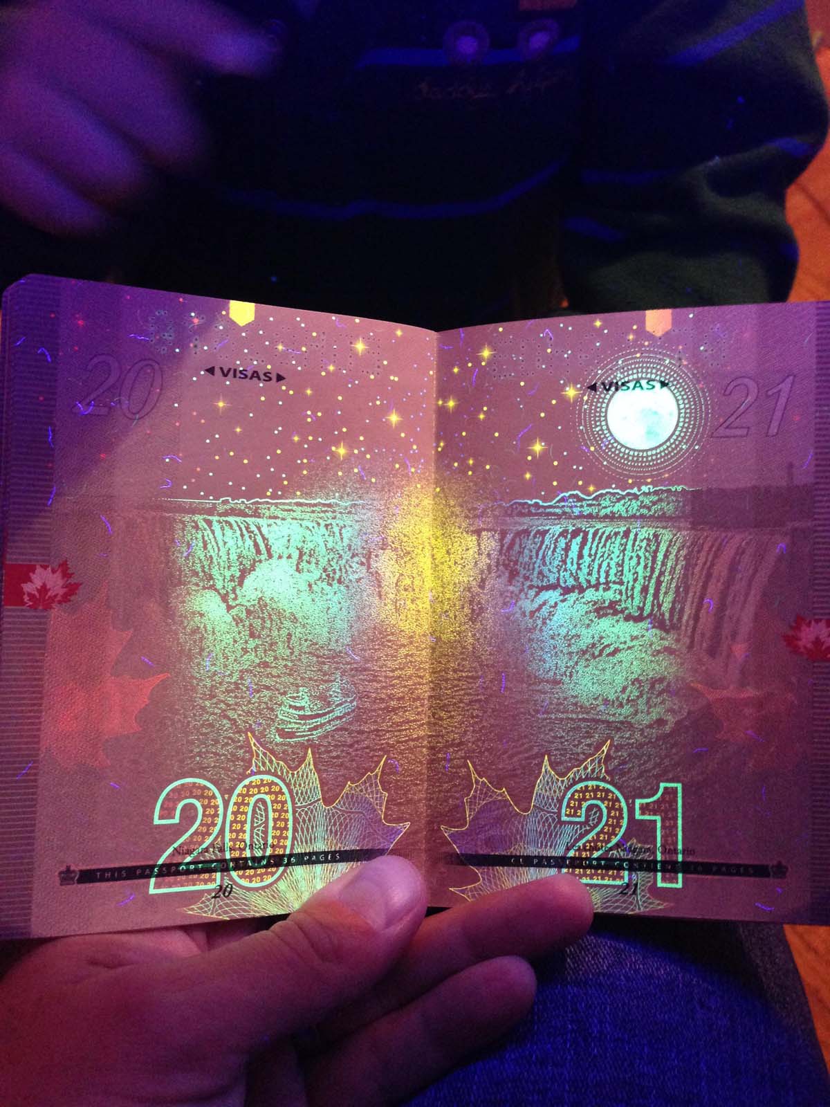 Au Canada, le nouveau passeport réagit à la lumière noire