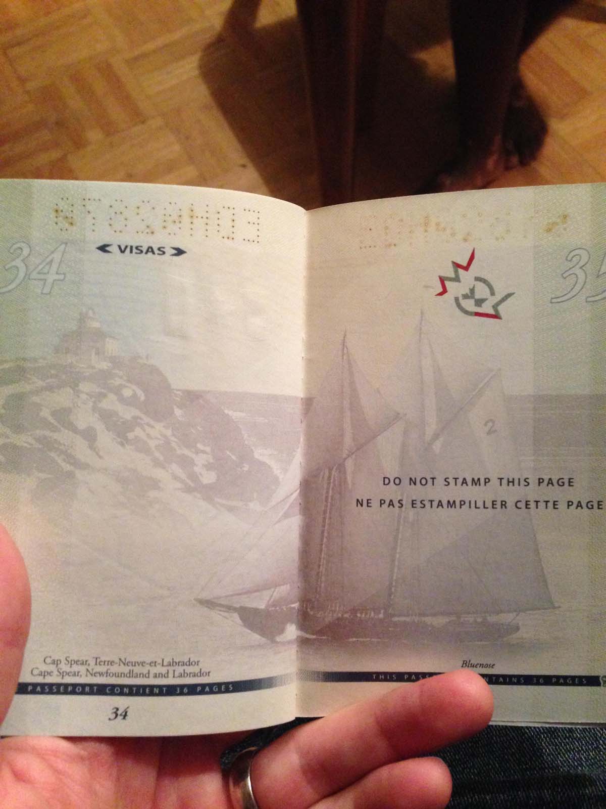 Nouveau passeport canadien 2015 à la lumière normale