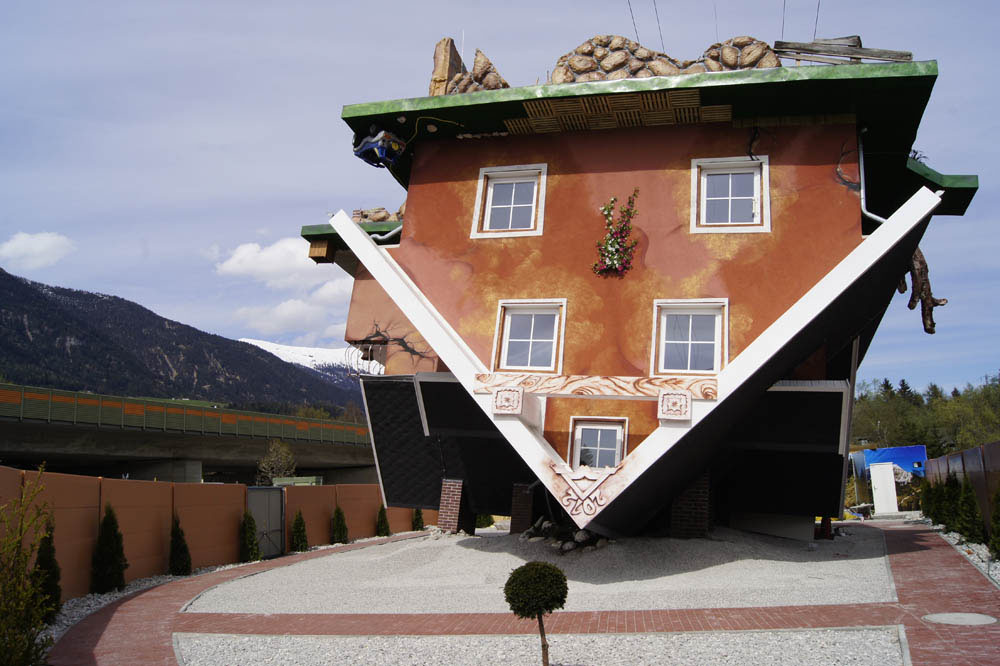 Haus steht Kopf - Une maison à l'envers insolite en Autriche