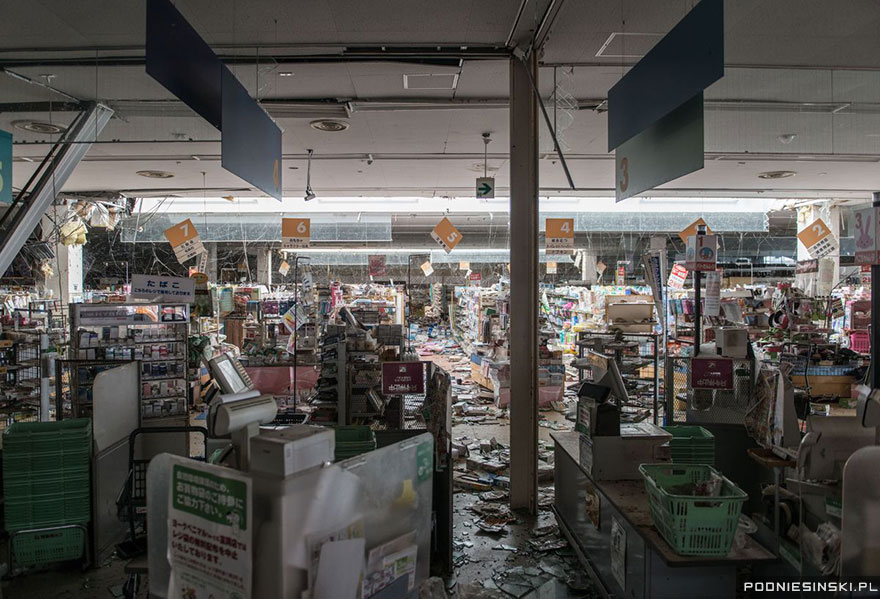 Zone d'exclusion de Fukushima, 2015 - Un magasin saccagé