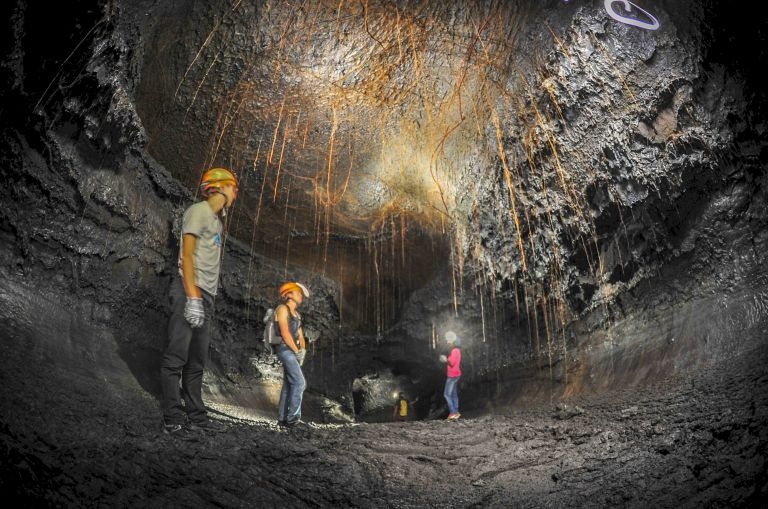 Visiter les tunnels de lave sous le Piton de la Fournaise