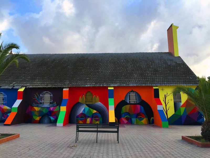 Une fresque d'Okuda San Miguel redonne vie à cette église 03