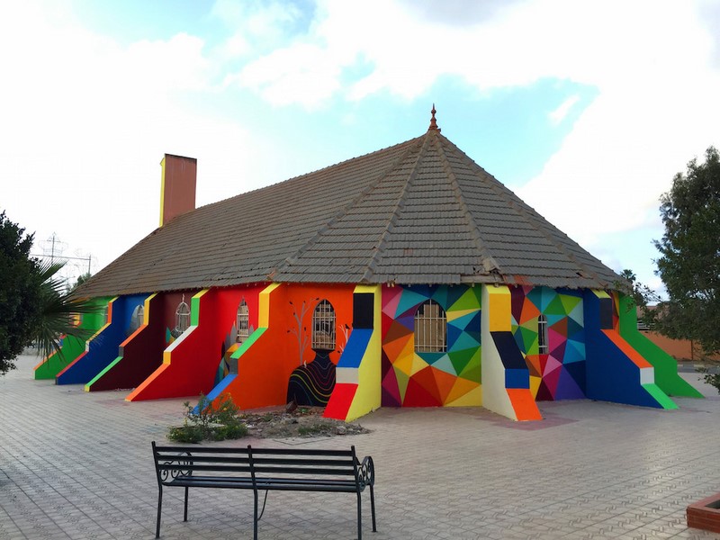 Une fresque d'Okuda San Miguel redonne vie à cette église 05