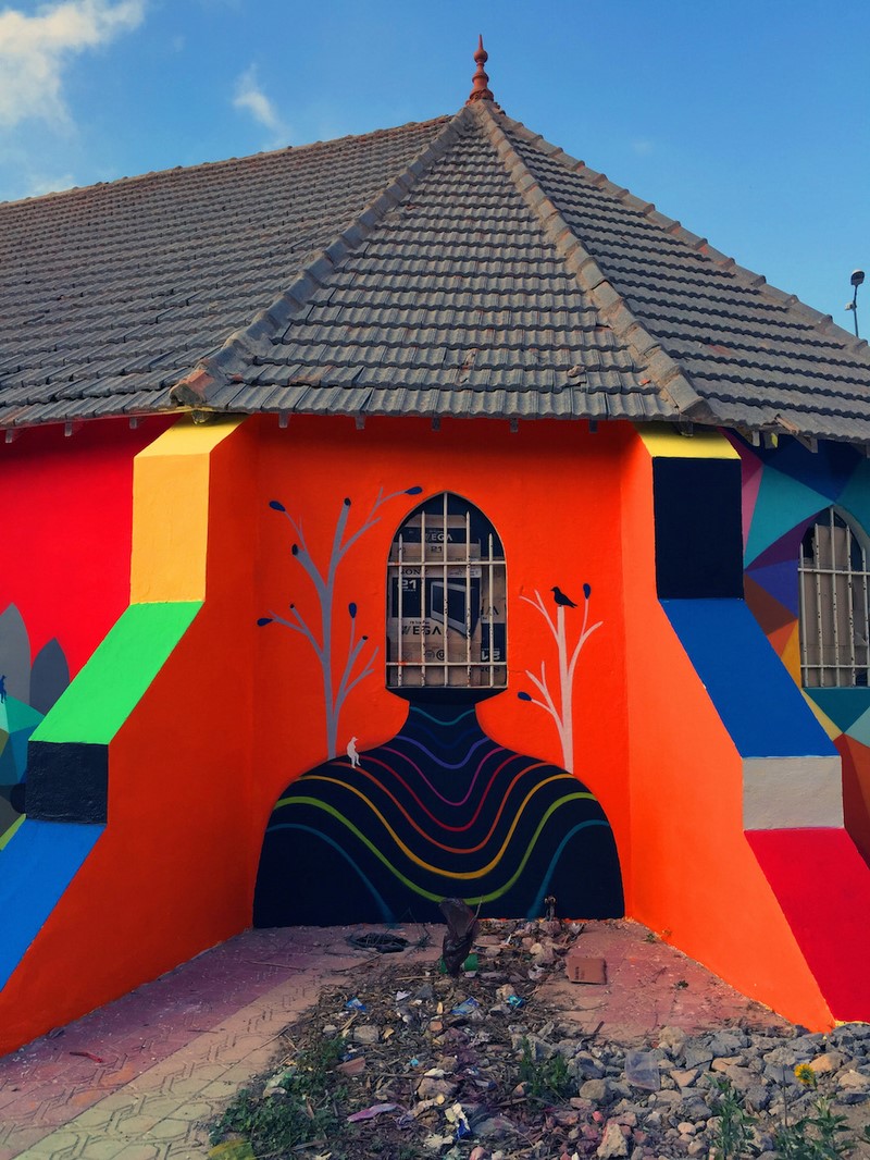 Une fresque d'Okuda San Miguel redonne vie à cette église 07