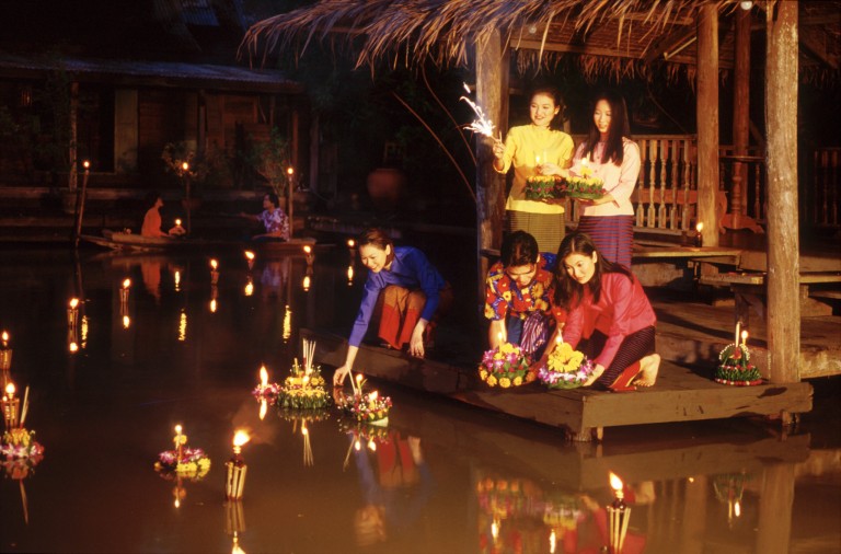Experience the lantern festival Loy Kratong